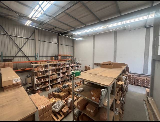 550M² WAREHOUSE TO LET IN STIKLAND INDUSTRIAL